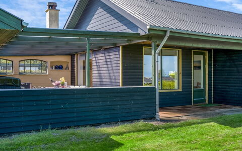 Lillan - from the Sea: Huis, Siding, Dak, Deur, Verblijf, Schaduw, Veranda, Werf, Backyard, Gazon