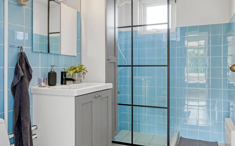 Lillan - from the Sea: Interieur Ontwerp, Muur, Flooring, Badkamer, Verdieping, Loodgieterswerkinrichting, Badkamerkast, Tegel, Loodgieter, Kamer