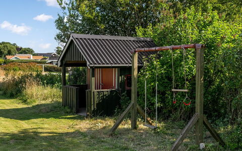 Lillan - from the Sea: Hout, Dak, Land Lot, Schuur, Garden Gebouwen, Schaduw, Backyard, Tuin, Outdoor Structuur, Werf