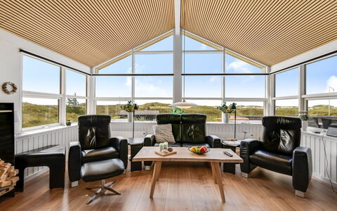 Ema - 500M from the Sea: Interieur Ontwerp, Plafond, Hout, Flooring, Verdieping, Verlichting, Meubilair, Woonkamer, Stoel, Glas