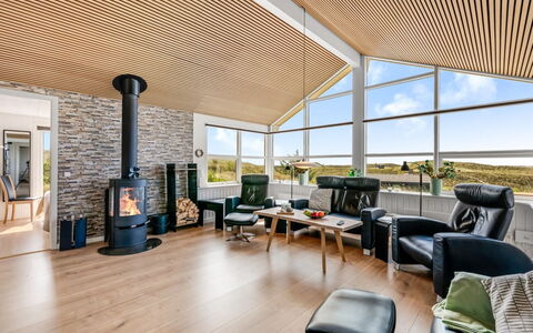 Ema - 500M from the Sea: Interieur Ontwerp, Hout, Plafond, Flooring, Verdieping, Huis, Meubilair, Woonkamer, Bankstel, Stoel