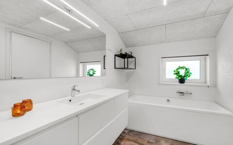 Ema - 500M from the Sea: Flooring, Loodgieterswerkinrichting, Verdieping, Plafond, Kraan, Wastafel, Loodgieter, Badkamer, Tegel, Badkamerkast