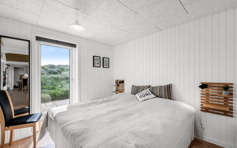 Ema - 500M from the Sea: Hout, Slaapkamer, Plafond, Bedding, Laken, Bed, Hardwood, Ontwerp, Plank, Bed Frame