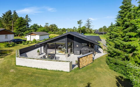 Verner - 990M from the Sea: Blauw, Struik, Verblijf, Groundcover, Tuin, Landgoed, Schaduw, Landscaping, Boerderij, Eco Hotel