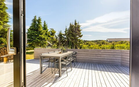 Verner - 990M from the Sea: Blauw, Struik, Verblijf, Groundcover, Tuin, Landgoed, Schaduw, Landscaping, Boerderij, Eco Hotel