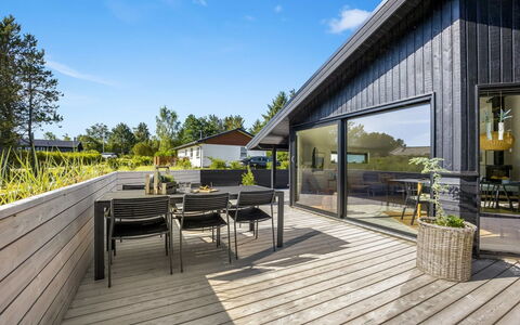 Verner - 990M from the Sea: Blauw, Struik, Verblijf, Groundcover, Tuin, Landgoed, Schaduw, Landscaping, Boerderij, Eco Hotel
