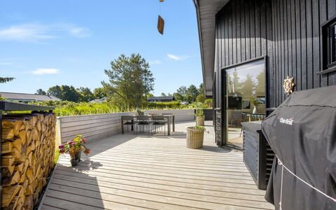 Verner - 990M from the Sea: Blauw, Struik, Verblijf, Groundcover, Tuin, Landgoed, Schaduw, Landscaping, Boerderij, Eco Hotel