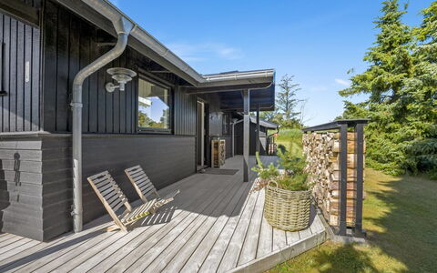 Verner - 990M from the Sea: Blauw, Struik, Verblijf, Groundcover, Tuin, Landgoed, Schaduw, Landscaping, Boerderij, Eco Hotel