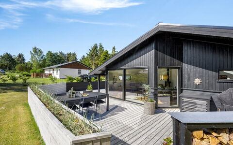 Verner - 990M from the Sea: Blauw, Struik, Verblijf, Groundcover, Tuin, Landgoed, Schaduw, Landscaping, Boerderij, Eco Hotel