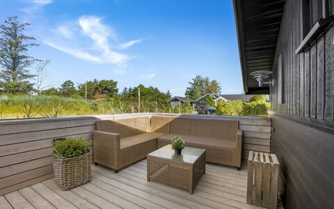 Verner - 990M from the Sea: Blauw, Struik, Verblijf, Groundcover, Tuin, Landgoed, Schaduw, Landscaping, Boerderij, Eco Hotel