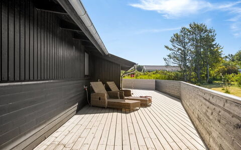 Verner - 990M from the Sea: Blauw, Struik, Verblijf, Groundcover, Tuin, Landgoed, Schaduw, Landscaping, Boerderij, Eco Hotel
