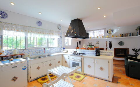 Torre Yato: Eigendom, Kamer, Keuken, Meubilair, Cabinetry, Gebouw, Huis, Interieur Ontwerp, Onroerend Goed, Countertop