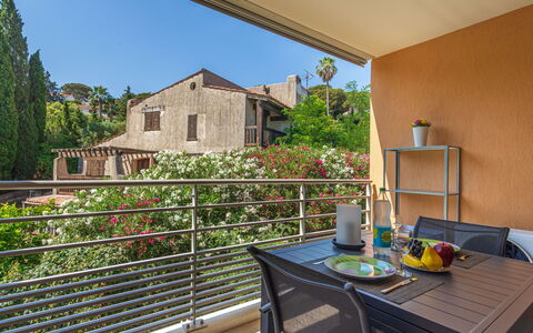 Cavalaire 456: Meubilair, Buitenmeubels, Balkon, Appartement, Stoel, Schaduw, Buitentafel, Veranda, Eco Hotel, Patio