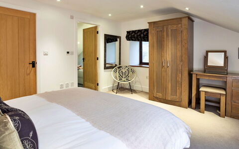 Bretherdale Barn: Meubilair, Bed, Interieur Ontwerp, Slaapkamer, Hout, Bedding, Flooring, Verdieping, Laken, Kamer