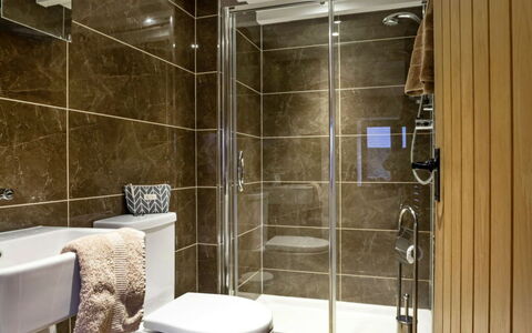 Bretherdale Barn: Flooring, Verdieping, Muur, Interieur Ontwerp, Loodgieterswerkinrichting, Badkamer, Plafond, Wc Bril, Verlichting, Wastafel
