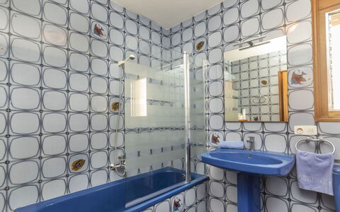 Tres Olivos: Interieur Ontwerp, Loodgieterswerkinrichting, Flooring, Badkamer, Verdieping, Loodgieter, Wastafel In De Badkamer, Kraan, Tegel, Wastafel