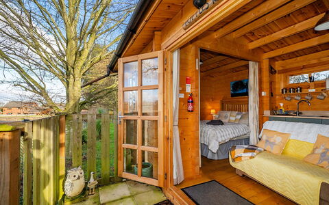 Pottles Retreat: Dek, Schaduw, Hardwood, Buitenmeubels, Balkon, Plank, Eco Hotel, Zwembad, Houten Vloer, Toevlucht