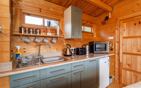 Pottles Retreat: Dek, Schaduw, Hardwood, Buitenmeubels, Balkon, Plank, Eco Hotel, Zwembad, Houten Vloer, Toevlucht