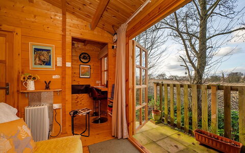 Pottles Retreat: Dek, Schaduw, Hardwood, Buitenmeubels, Balkon, Plank, Eco Hotel, Zwembad, Houten Vloer, Toevlucht