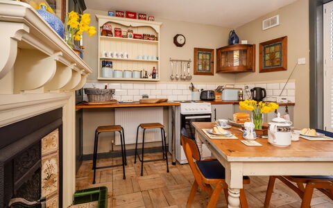 The Old Sunday School & Vestry: Dek, Schaduw, Hardwood, Buitenmeubels, Balkon, Plank, Eco Hotel, Zwembad, Houten Vloer, Toevlucht
