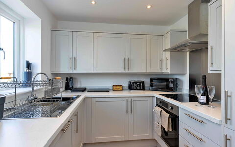The Holt: Dek, Schaduw, Hardwood, Buitenmeubels, Balkon, Plank, Eco Hotel, Zwembad, Houten Vloer, Toevlucht