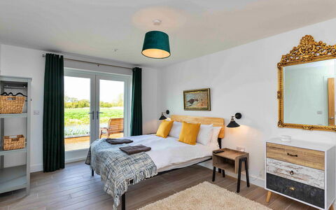 The Holt: Dek, Schaduw, Hardwood, Buitenmeubels, Balkon, Plank, Eco Hotel, Zwembad, Houten Vloer, Toevlucht