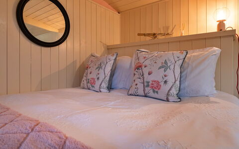 The Flower Hut: Dek, Schaduw, Hardwood, Buitenmeubels, Balkon, Plank, Eco Hotel, Zwembad, Houten Vloer, Toevlucht
