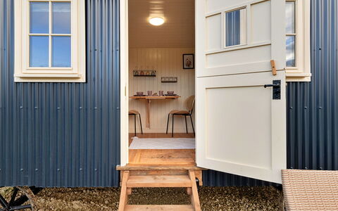 The Flower Hut: Dek, Schaduw, Hardwood, Buitenmeubels, Balkon, Plank, Eco Hotel, Zwembad, Houten Vloer, Toevlucht