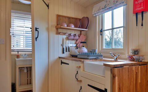 The Flower Hut: Dek, Schaduw, Hardwood, Buitenmeubels, Balkon, Plank, Eco Hotel, Zwembad, Houten Vloer, Toevlucht