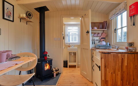 The Flower Hut: Dek, Schaduw, Hardwood, Buitenmeubels, Balkon, Plank, Eco Hotel, Zwembad, Houten Vloer, Toevlucht