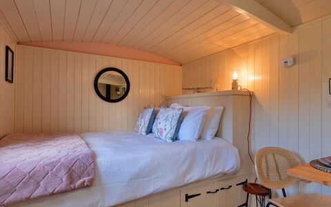 The Flower Hut: Dek, Schaduw, Hardwood, Buitenmeubels, Balkon, Plank, Eco Hotel, Zwembad, Houten Vloer, Toevlucht