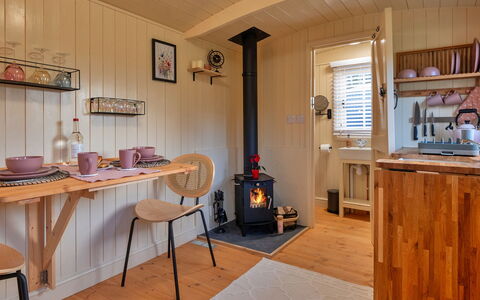 The Flower Hut: Dek, Schaduw, Hardwood, Buitenmeubels, Balkon, Plank, Eco Hotel, Zwembad, Houten Vloer, Toevlucht