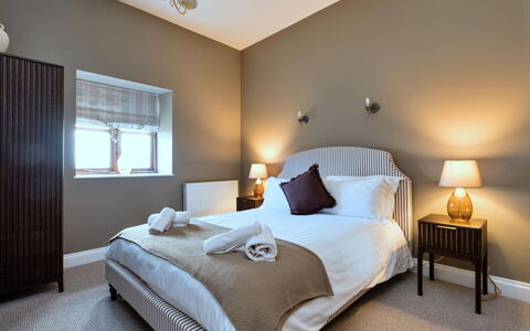 The Park: Bed, Meubilair, Interieur Ontwerp, Slaapkamer, Bedding, Laken, Verdieping, Muur, Flooring, Plafond