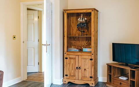 Netley Hall - Rosemary: Dek, Schaduw, Hardwood, Buitenmeubels, Balkon, Plank, Eco Hotel, Zwembad, Houten Vloer, Toevlucht