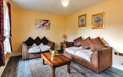 Netley Hall - Rose: Dek, Schaduw, Hardwood, Buitenmeubels, Balkon, Plank, Eco Hotel, Zwembad, Houten Vloer, Toevlucht