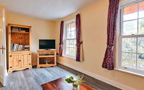 Rose Country Cottage: Dek, Schaduw, Hardwood, Buitenmeubels, Balkon, Plank, Eco Hotel, Zwembad, Houten Vloer, Toevlucht