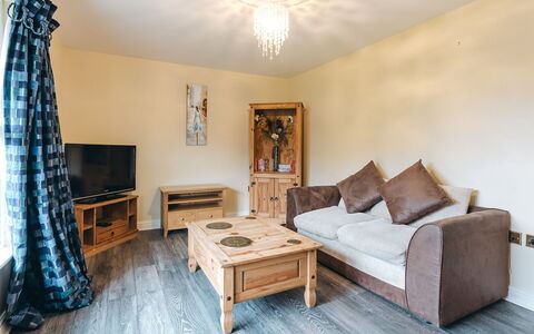 Netley Hall - Poppy: Dek, Schaduw, Hardwood, Buitenmeubels, Balkon, Plank, Eco Hotel, Zwembad, Houten Vloer, Toevlucht