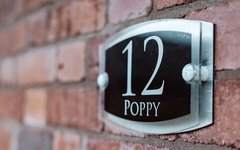Netley Hall - Poppy: Dek, Schaduw, Hardwood, Buitenmeubels, Balkon, Plank, Eco Hotel, Zwembad, Houten Vloer, Toevlucht