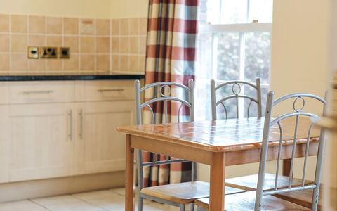 Netley Hall - Poppy: Dek, Schaduw, Hardwood, Buitenmeubels, Balkon, Plank, Eco Hotel, Zwembad, Houten Vloer, Toevlucht