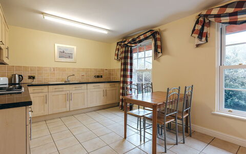 Netley Hall - Poppy: Dek, Schaduw, Hardwood, Buitenmeubels, Balkon, Plank, Eco Hotel, Zwembad, Houten Vloer, Toevlucht