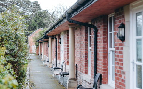 Netley Hall - Poppy: Dek, Schaduw, Hardwood, Buitenmeubels, Balkon, Plank, Eco Hotel, Zwembad, Houten Vloer, Toevlucht