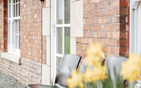 Netley Hall - Poppy: Dek, Schaduw, Hardwood, Buitenmeubels, Balkon, Plank, Eco Hotel, Zwembad, Houten Vloer, Toevlucht