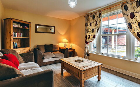 Netley Hall - Angelica: Dek, Schaduw, Hardwood, Buitenmeubels, Balkon, Plank, Eco Hotel, Zwembad, Houten Vloer, Toevlucht