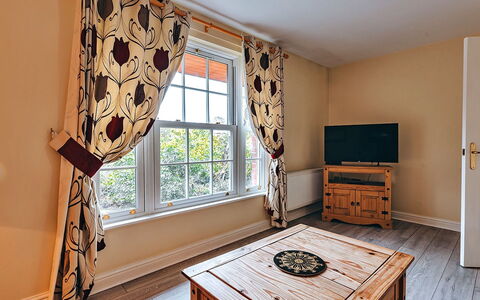 Netley Hall - Angelica: Dek, Schaduw, Hardwood, Buitenmeubels, Balkon, Plank, Eco Hotel, Zwembad, Houten Vloer, Toevlucht