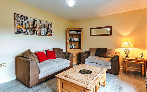 Angelica Country Cottage: Meubilair, Interieur Ontwerp, Bankstel, Muur, Hout, Flooring, Verdieping, Kamer, Woonkamer, Huis