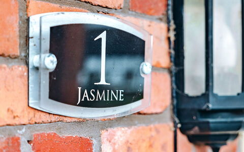 Netley Hall - Jasmine: Dek, Schaduw, Hardwood, Buitenmeubels, Balkon, Plank, Eco Hotel, Zwembad, Houten Vloer, Toevlucht