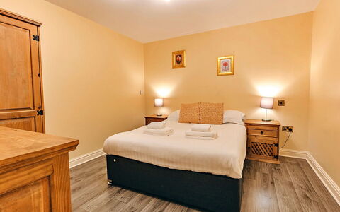 Netley Hall - Mulberry: Dek, Schaduw, Hardwood, Buitenmeubels, Balkon, Plank, Eco Hotel, Zwembad, Houten Vloer, Toevlucht