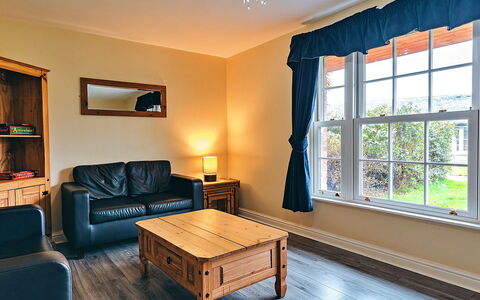 Netley Hall - Mulberry: Dek, Schaduw, Hardwood, Buitenmeubels, Balkon, Plank, Eco Hotel, Zwembad, Houten Vloer, Toevlucht