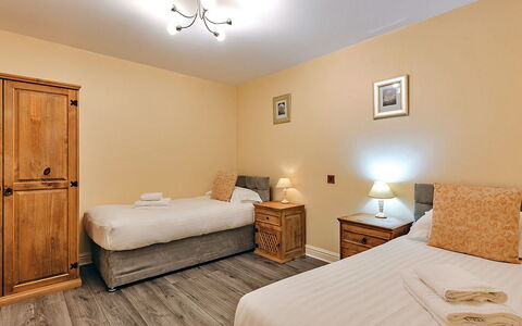 Netley Hall - Mulberry: Dek, Schaduw, Hardwood, Buitenmeubels, Balkon, Plank, Eco Hotel, Zwembad, Houten Vloer, Toevlucht