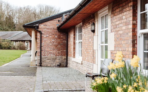 Netley Hall - Peach Tree: Dek, Schaduw, Hardwood, Buitenmeubels, Balkon, Plank, Eco Hotel, Zwembad, Houten Vloer, Toevlucht